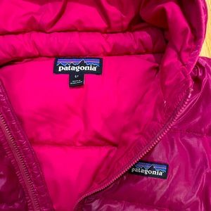 Patagonia Girls Hi-Loft Down Sweater Hoody Winter Jacket in Magenta Pink size 5T